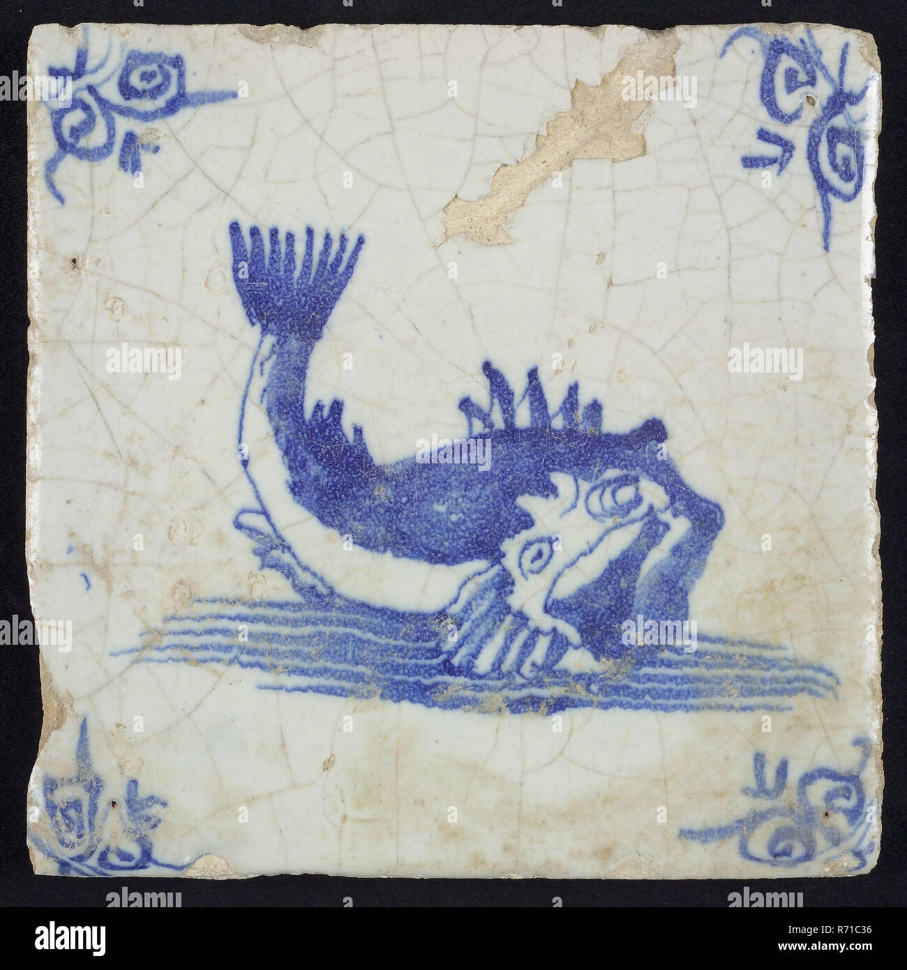 Tier Fliesen, unbekannte Fische im Wasser auf der rechten Seite mit offenem Schnabel und Ringelschwanz, Blau auf Weiß, Ecke Motiv Ochsen Kopf, wandfliese Kachel skulptur keramik Steingut glasiert, gebackene 2 x Glasierte lackiert Stockfoto