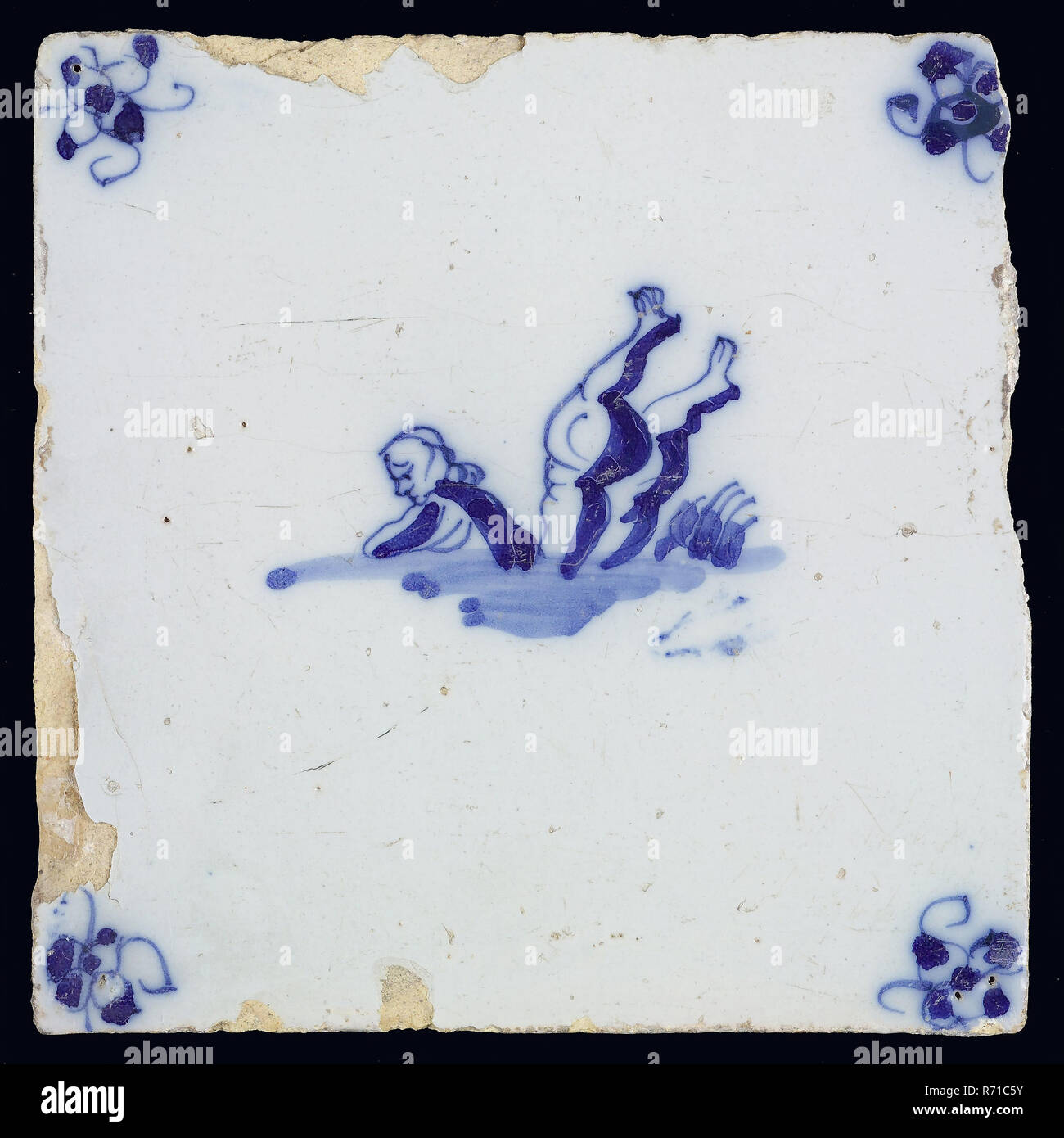 Meer Kreatur Fliesen, in Blau auf Weiß, Oberkörper von Mann und zwei Beinen kopfüber im Wasser, Ecke Muster Spinne, wandfliese Kachel skulptur keramik Steingut glasiert, gebackene 2 x Glasierte lackiert Stockfoto