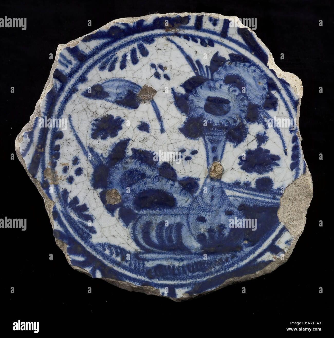 Fragment majolika Teller, Blau auf Weiß, Chinesische Motiv mit Blumenvase, Rim in Wanli Stil, Teller Teller Geschirr halter Boden finden Keramik Keramik Glasur, Op fried Archäologie dekorieren Servieren von Speisen China Stockfoto