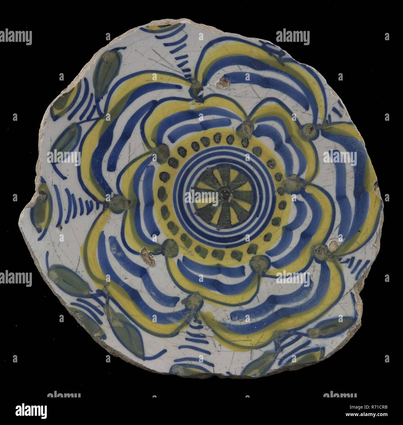 Fragment majolika Teller, Gelb, Grün und Blau auf Weiß, mit stilisierten Rose (Tudor Rose?), Teller Teller geschirr Inhaber Erde Entdeckung Keramik Steingut glasiert, Op fried Archäologie Dekorieren Essen serviert Stockfoto