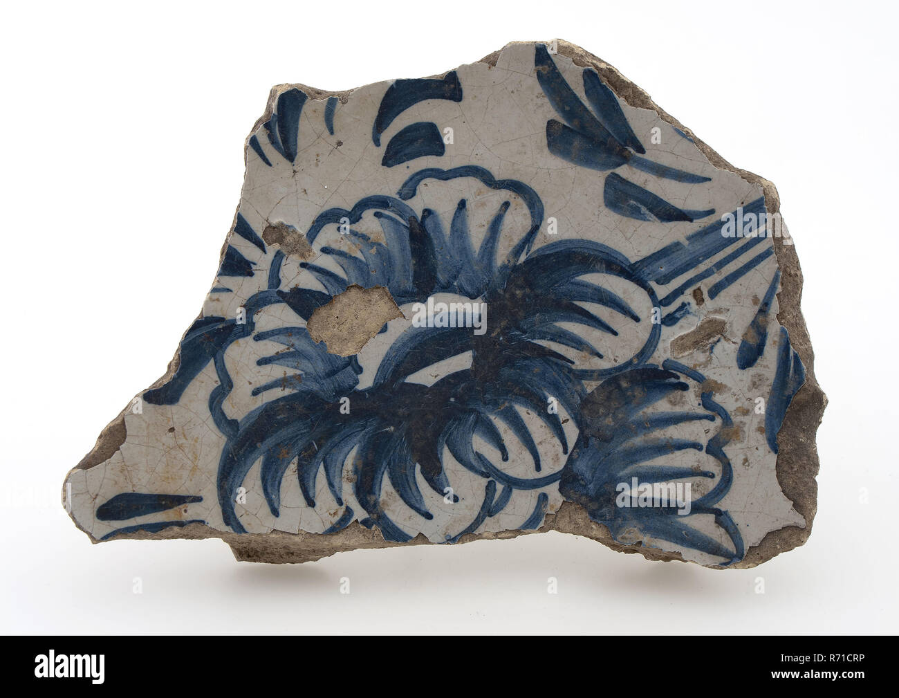 Fragment majolika Teller, Blau auf Weiß, - foglie Einrichtung mit großen Blumen, Platte Geschirr halter Boden Keramik Steingut Glasur Glasur Glasur Zinn Blei finden, Hand gedreht Fried glasiert lackiert fried Fragment der Majolika Teller schwach gekrümmte untere Breite stand Ring. Mit großen floralen Motiven in blau gehalten. Unterseite leicht grünlich führen Glasur. Archäologie in Rotterdam, Rotterdam Overschie dienen Serviertisch archäologische Dekorieren finden Sie in der Erde Overschie. Stockfoto