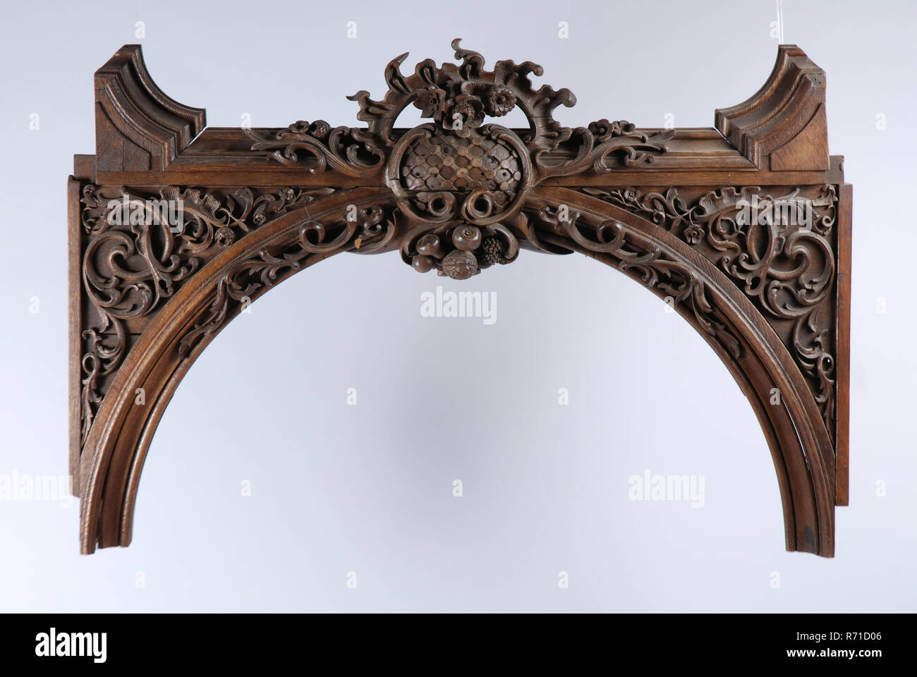 Bogenförmige profilierte Ornament mit Rahmen, in den Blatt- und Blumenmotive, ornament Holzschnitzerei Skulptur Material Holz Stockfoto