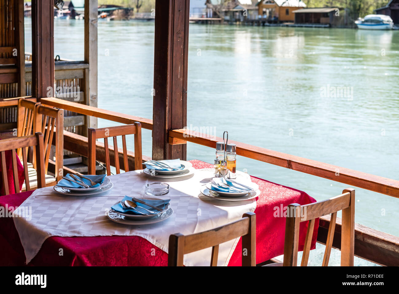 Holz- Restaurant am Flussufer in Ada Bojana Stockfoto