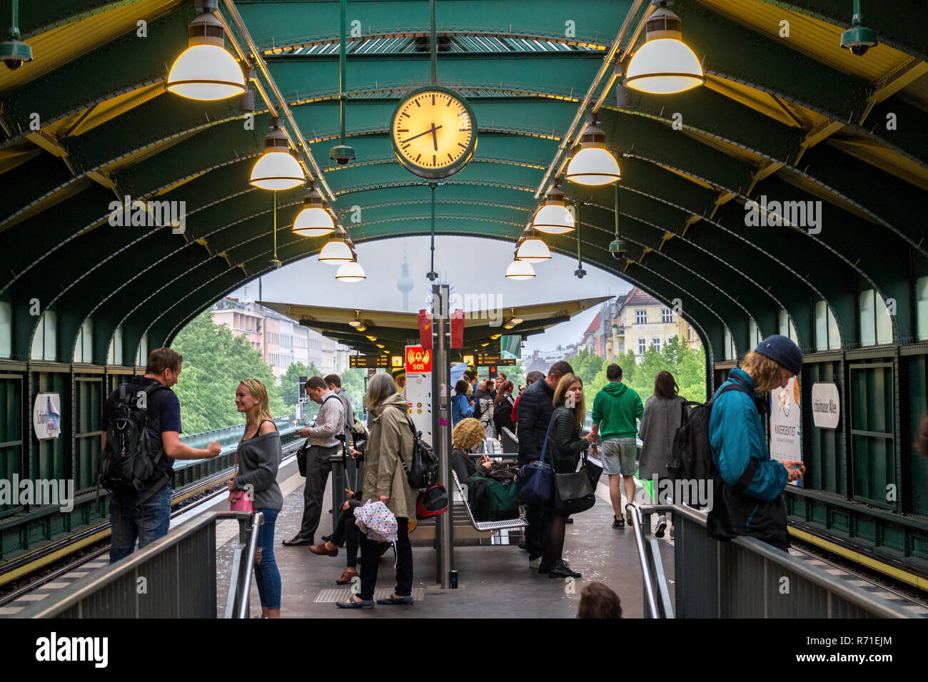 BERLIN, DEUTSCHLAND - 15. MAI 2018: Die Menschen warten auf Zug der U-Bahn und S-Bahn rapid transit auf der Station Schönhauser Allee mit Fernsehturm Stockfoto