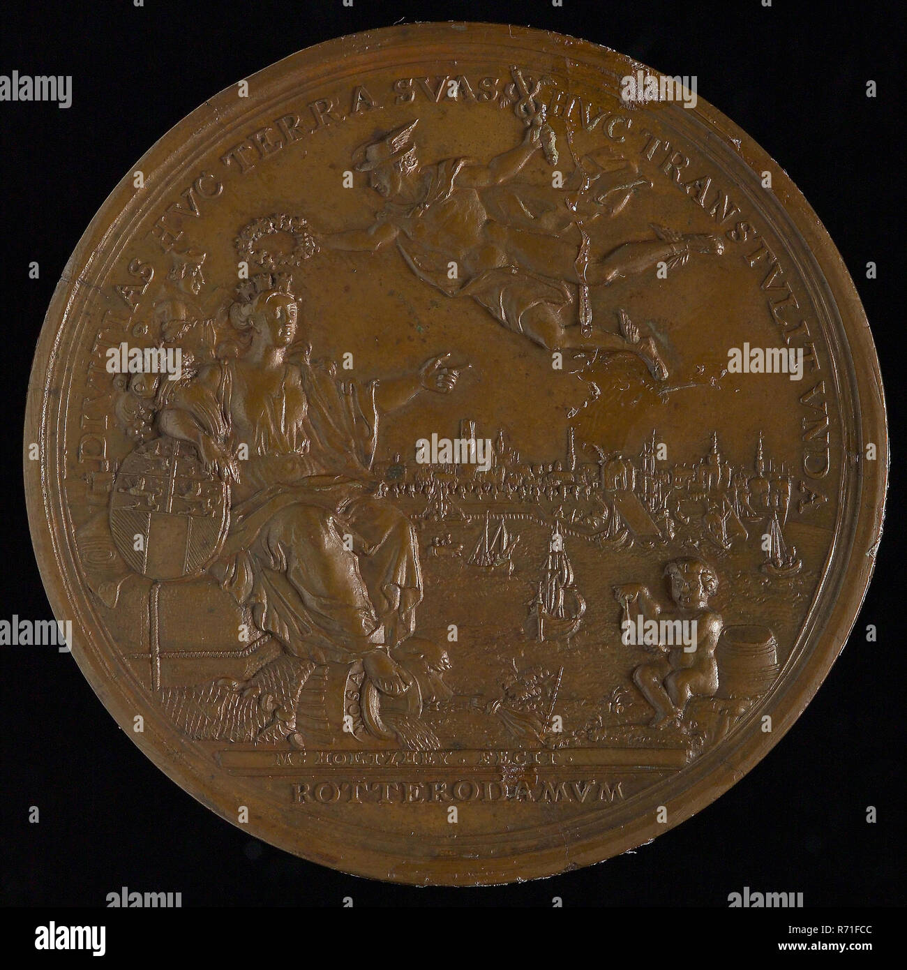 Produktion: M. Holtzhey, Gedenkmedaille auf die Fertigstellung des Rotterdamer Börse, Gedenkmedaille penning Material Bronze, geschlagen, die Rotterdam city Jungfrau mit Füllhorn in der rechten Arm stützte sich auf die Stadt Arme und sitzen auf Ballen und Rollen waren der rechte Fuß auf dem Fluss, von dem aus die Meuse fließt; hinter ihr die Statue von Erasmus (teilweise); sie durch schwimmende Quecksilber gekrönt wird; im Hintergrund die Maas und die Stadt Profil von Rotterdam; rechts Putto mit Hering in der Hand gegen Fass omschrift (in Großbuchstaben): divitias hvc Terra svas hvc transtvlit vnda Stockfoto