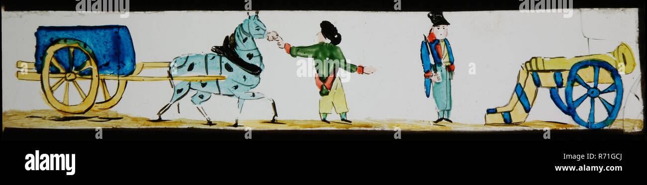 Handbemalte Laterne Platte mit Cannon, Soldaten und Planwagen, schieben Sie die Platte slideshope Bilder Glas Papier, handbemalte Folien mit oberen und unteren Kanten der weiß-rot-karierten Papier. Bild von Soldat mit Säbel durch Gewehr zweite Soldat führt Pferd mit Schlitten in die Kanone Optik Laterna magica Laterna Magica dia Spielzeug projizieren Stockfoto