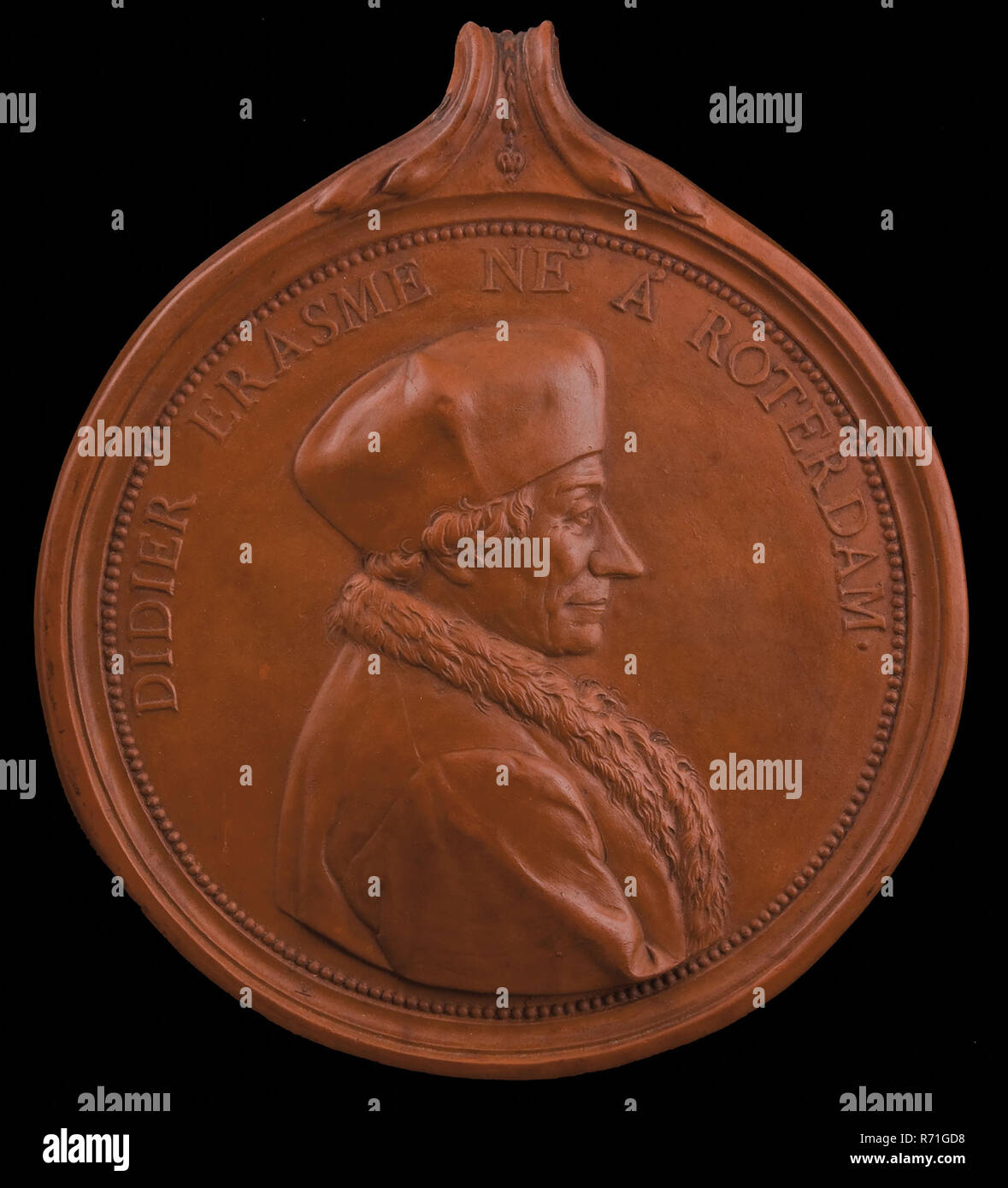 David Mulder (1746 - 1826), runde Plakette, mit Portrait in der Entlastung von Desiderius Erasmus, Plakette Keramik terracotta, d 1.5 Form gegossen gebackene Borstbeeld Erasmus Desiderius halbe Länge und Profil auf der rechten Seite. Detail: Hut Pelz Kragen- und Louis-XVI-blatt Ornament auf der Oberseite bei Didier Erasme né à Rotterdam (embedded) Rotterdam Quinten Matsijs Hans Holbein der Jüngere Erasmus 1519 1523 erinnern Stockfoto