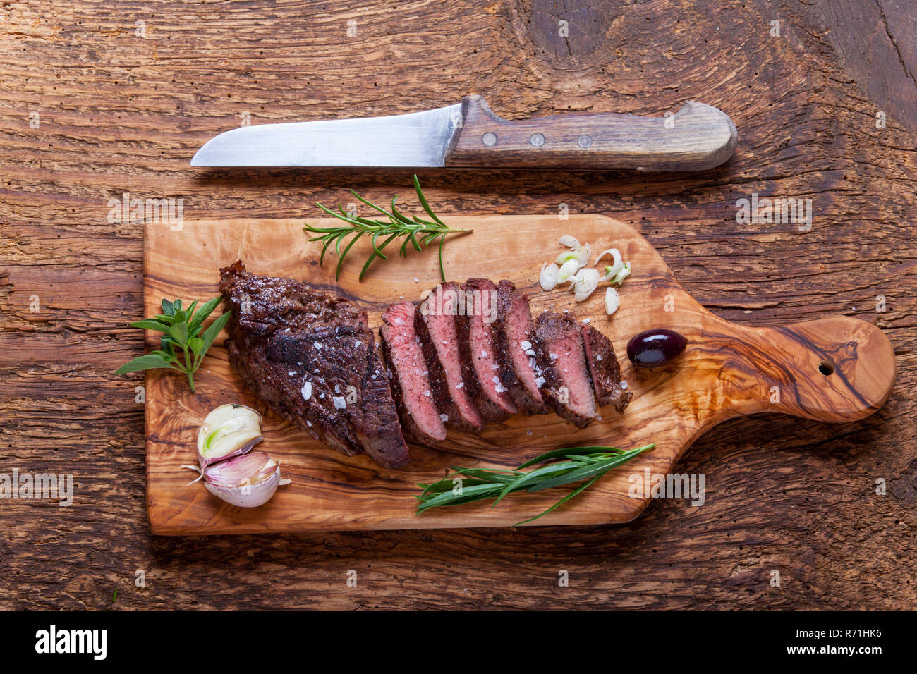Gegrilltes Steak auf Holz Stockfoto