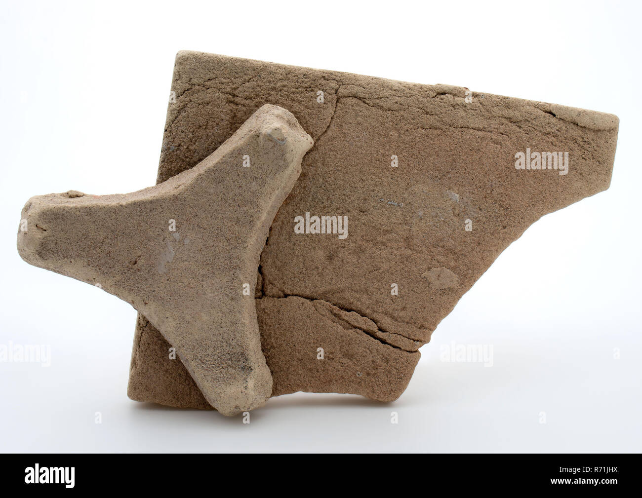 Fragment Fliese, Keks Steingut, unglasierte, mit Backwaren, Fliesen Material Boden findet Keramik Töpferei, die in der Form backen Fragment Fliese. Hälfte - Produkt misbaksel. Gelbe Shard. Rasiert Töpferei. Gefrorene Pflaumen an der Unterseite der Fliese. Auf einer Basis von Prune Glasur bleibt Archäologie Stadt Dreieck Rotterdam Rathaus Rathaus indigenen Töpferei Kunsthandwerk Keramik Bäckerei tile factory Boden Entdeckung fand die meisten 1914 an der Rotterdam Rat Haus wahrscheinlich. Stockfoto