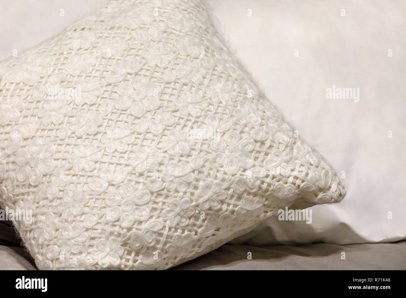 Die weiße Hand, Kissen. Textile Oberfläche. Home Inneneinrichtung. Stockfoto