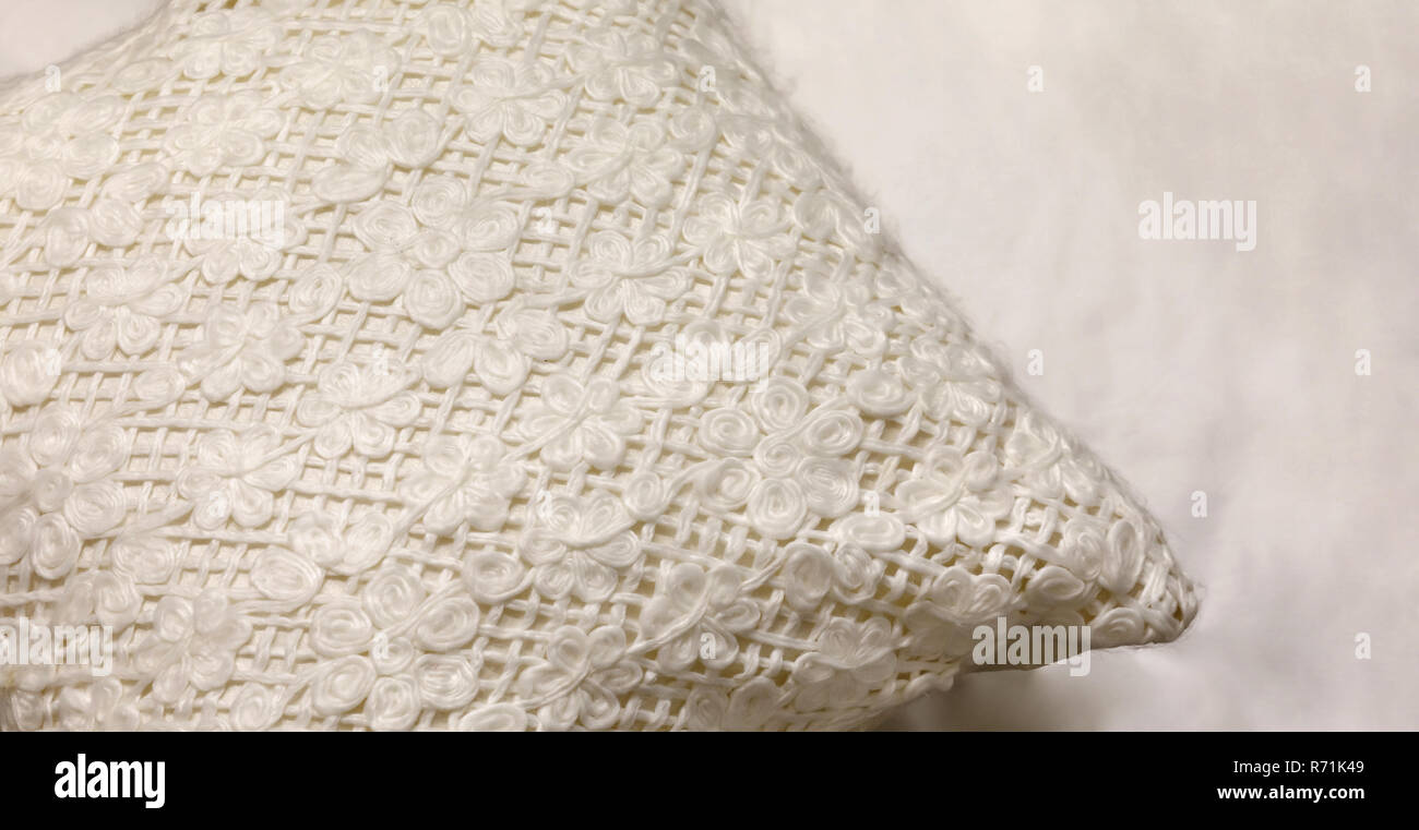 Die weiße Hand, Kissen. Textile Oberfläche. Home Inneneinrichtung. Stockfoto