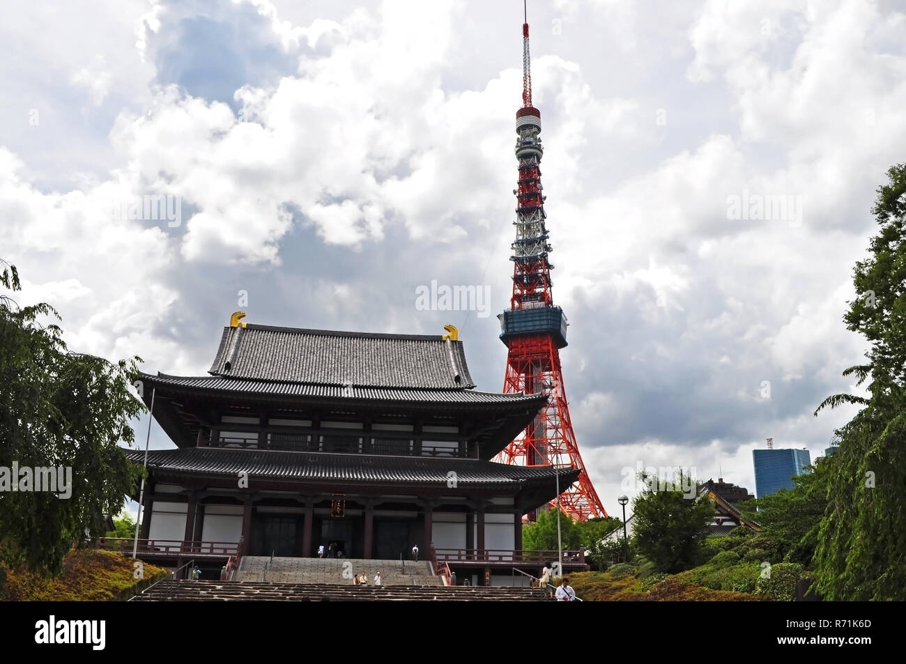 Menschen besuchen Zojoji Tempel mit den Tokyo Tower Anzeigen auf der Rückseite Stockfoto