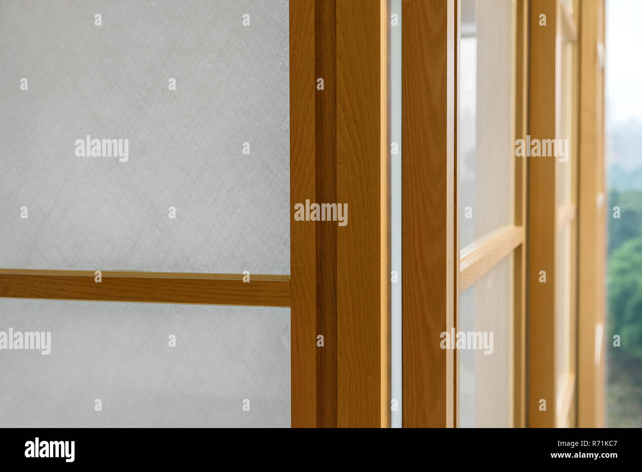 Braun Holz- Oberfläche mit Glas, Hintergrund. Holz Textur, Oberfläche. Holz- Muster. Stockfoto