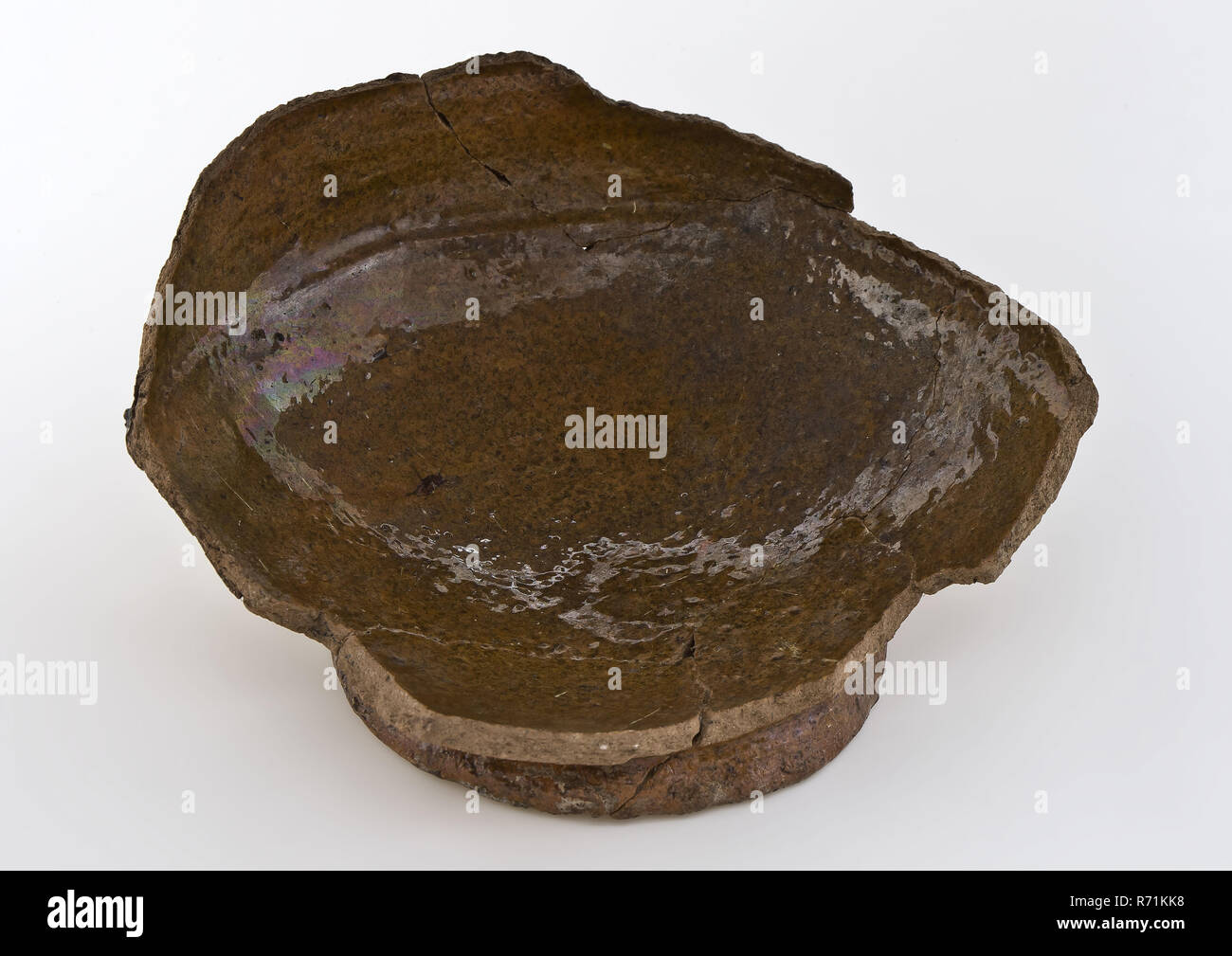 Fragment der Zimmer Komfort auf stehen, komplett verglast, pot Halter sanitär Steingut Keramik Steingut Glasur Glasur führen, Ring 10,9 Hand verglaste gebackene Fragment der Nachttopf auf Standplatz ring Thin-walled Steingut Schüsselförmige unten stehend und Seitenwand. Richel über den Bauch rot Shard und voll verglaste Archäologie Rotterdam IJsselmonde indigenen Töpferei Nacht schlafen entleeren Zimmer hygiene Boden Entdeckung: IJsselmonde Schloss gut 1 Rotterdam 1972. Stockfoto