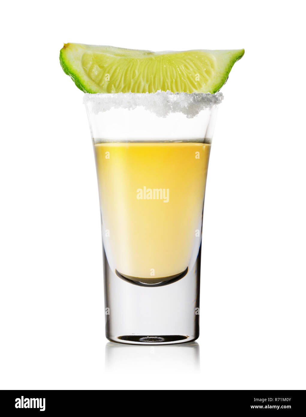 Glas Tequila mit Salz auf der Felge und einer Scheibe Limette auf einem weißen Hintergrund. Gold Tequila. Traditionell starke alkoholische Mexikanischen trinken. Stockfoto