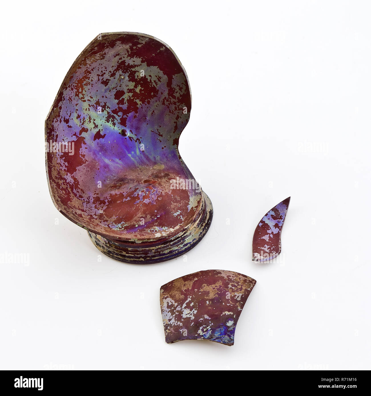 Fragmente von Fuß, Boden und Wand (Gießen) Flasche oder (Gießen) Kanne, Flaschenhalter fragment Boden finden Glas, geblasen und Glas Anwendung drei Fragmente von Fuß unten und ein Teil der Mauer des Bauchigen (Gießen) Flasche oder (Gießen) Kanne in undurchsichtigen rötlich-braunes Glas Fuß der Wunde vier Mal um glatte Glas. Pontil mark unter leicht an Boden. Wand steigt - Kugel und Bögen zurück Archäologie Rotterdam IJsselmonde trinken servieren servieren Salz Boden Entdeckung: Schloss IJsselmonde Grube 1 und 2 Rotterdam 1972.08.30. Stockfoto