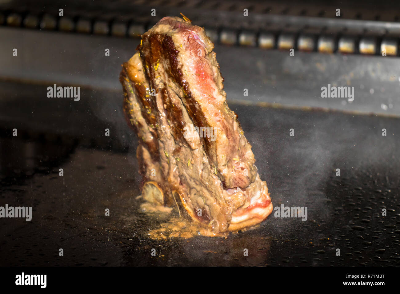 Die Röstung ein Rindfleisch Steak auf dem Grill Stockfoto