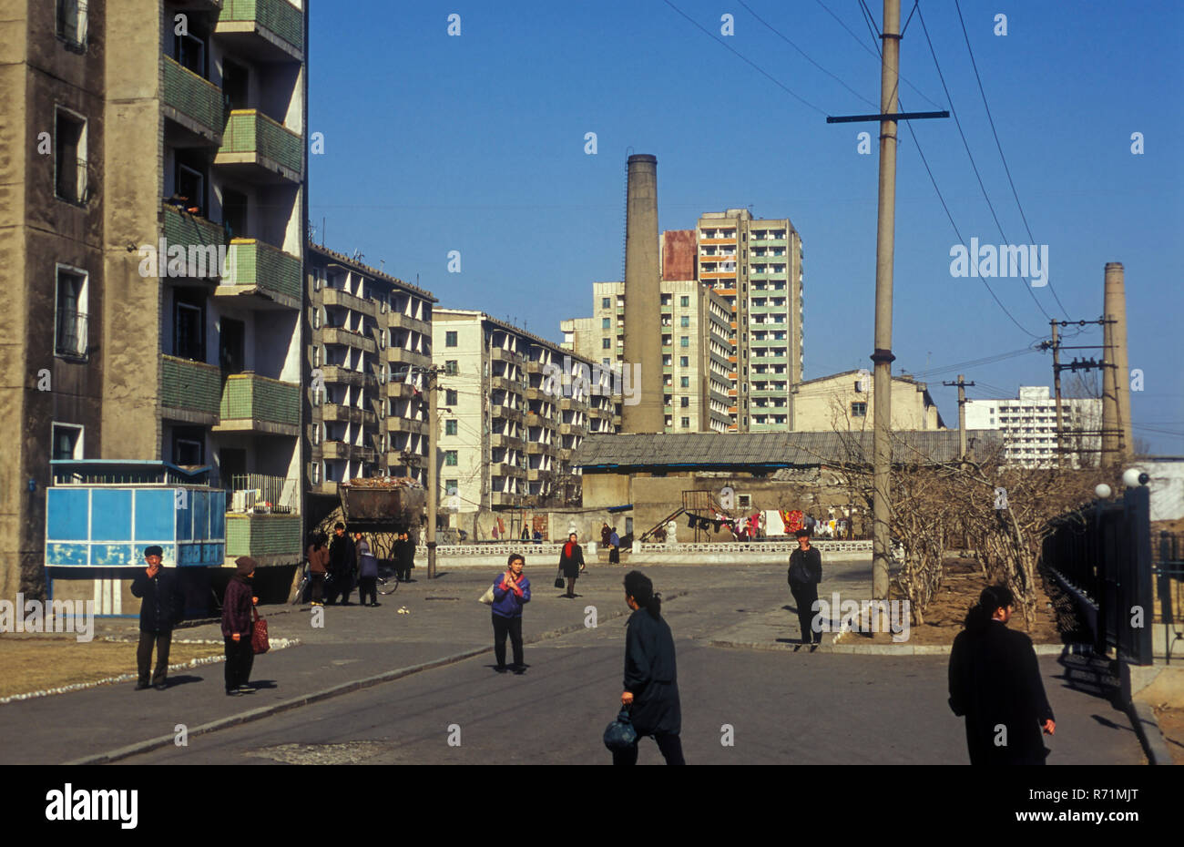 Eigenschaftslosen, dour und grauen Wohnblocks der nordkoreanischen Hauptstadt Pjöngjang Stockfoto