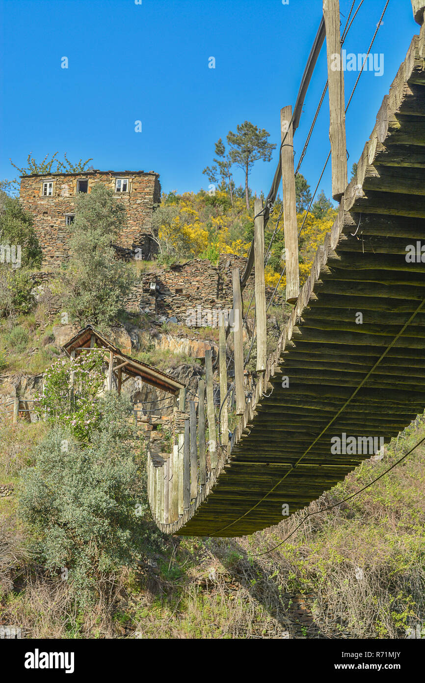 Mountain Village Alte hölzerne Brücke Stockfoto