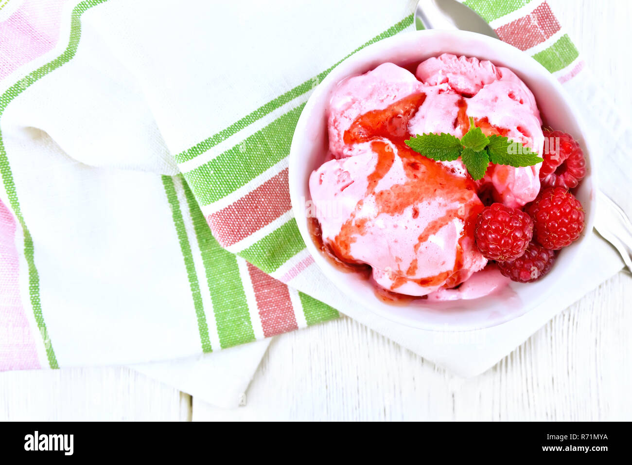 Eis crimson mit Sirup auf dem Handtuch top Stockfoto