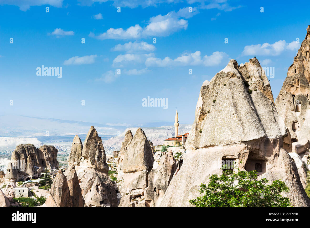 Fairy Chimney Rocks und Moschee in Uchisar Stadt Stockfoto