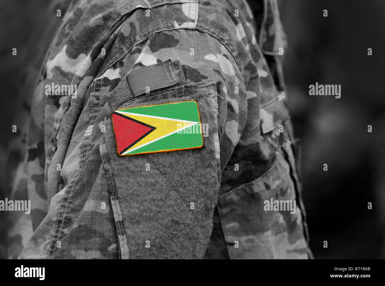 Flagge Guyana auf Soldat arm. Flagge der Kooperativen Republik Guyana auf militärische Uniformen (Collage). Stockfoto