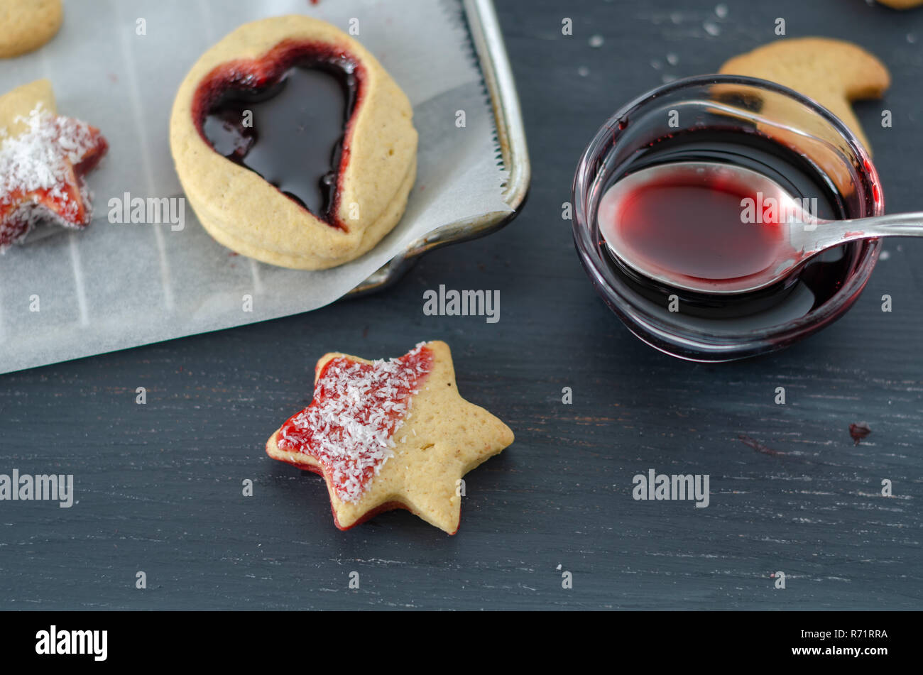 Herzförmig und sternförmigen Cookies auf einen hölzernen Tisch. Stockfoto