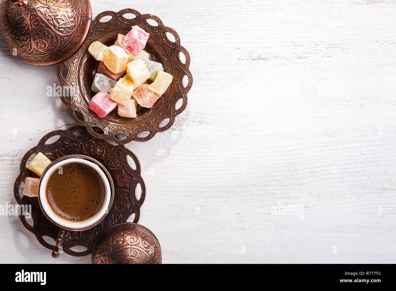 Traditionelle türkische Kaffee und Turkish Delight auf weißem Hintergrund schäbig aus Holz. Ansicht von oben. Stockfoto