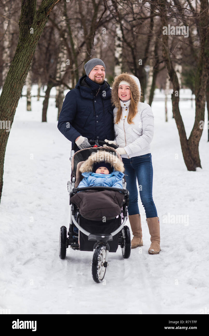 Mutter mit kinderwagen im schnee -Fotos und -Bildmaterial in hoher  Auflösung – Alamy