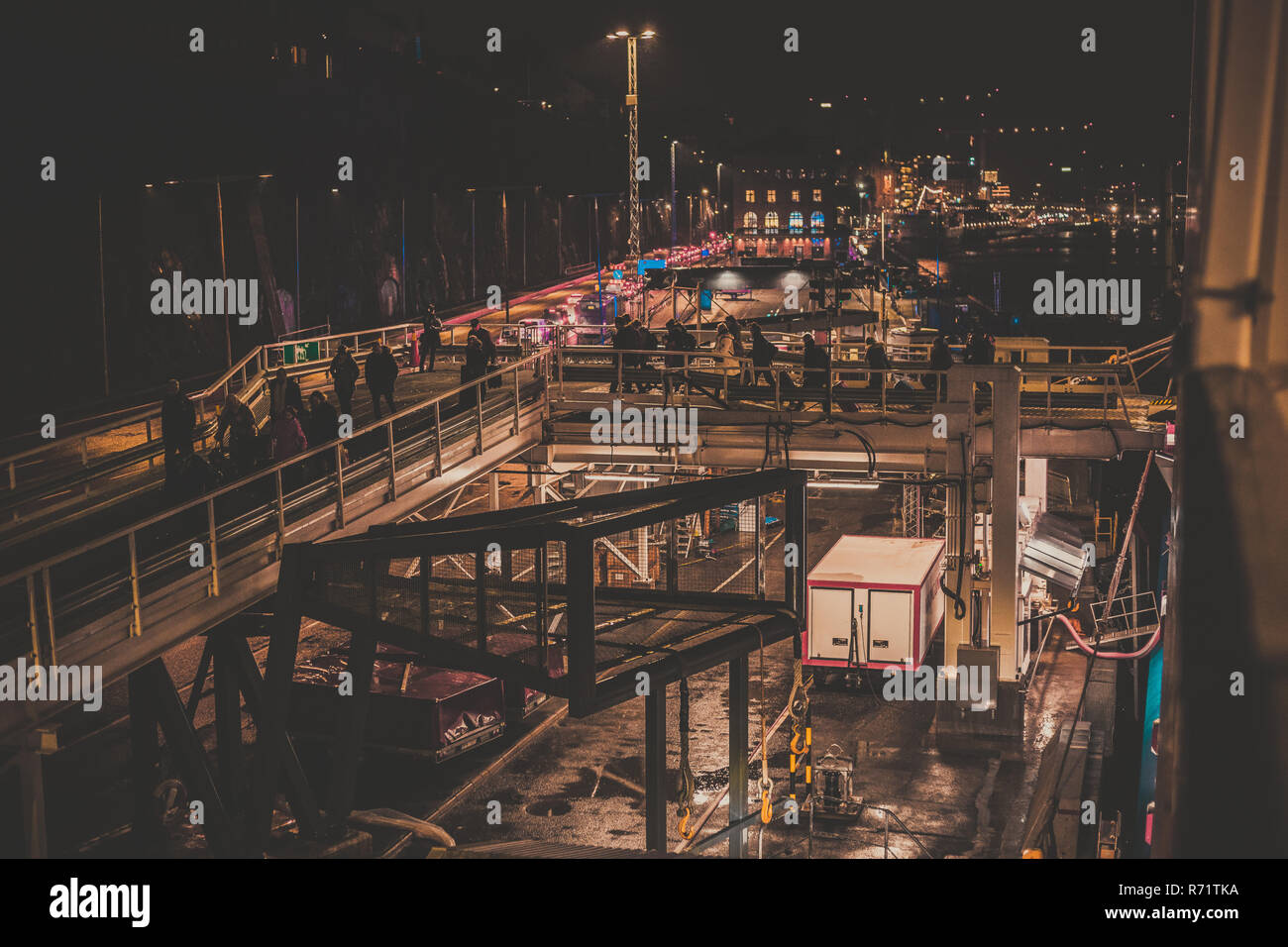 Editorial 11.30.2018 Stockholm Schweden, Passagiere aussteigen MS Viking Grace aus dem Auto Rampe Stockfoto