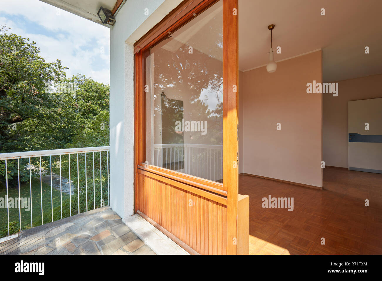 Leere Zimmer und Terrasse im Landhaus, sonnigen Tag Stockfoto