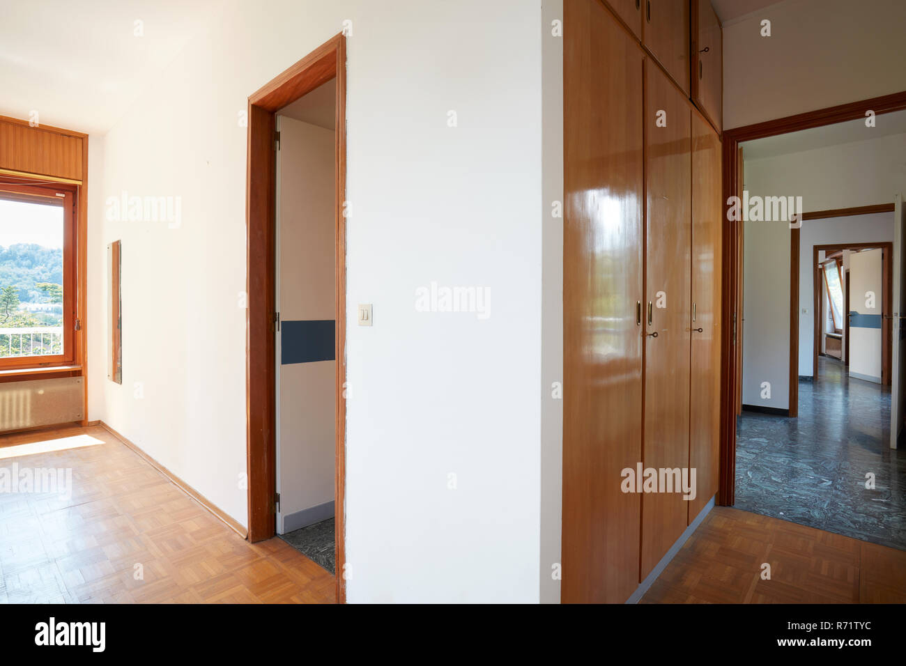 Leere Zimmer und Flur im Landhaus Stockfoto