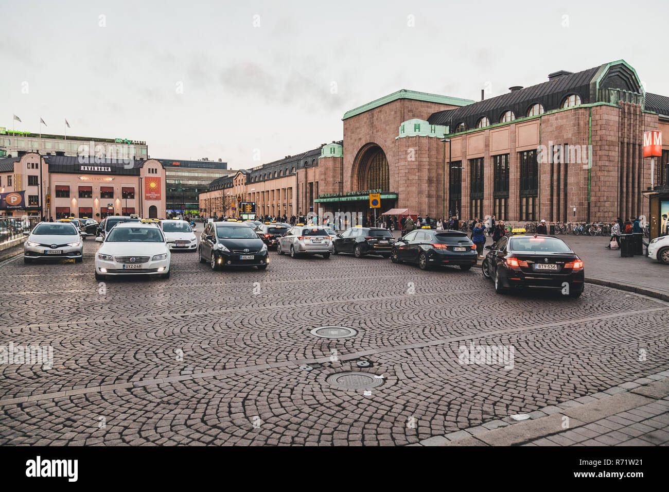 Editorial 11.17.2018 Helsinki, Finnland, wartenden Taxis für Kunden am Hauptbahnhof Stockfoto