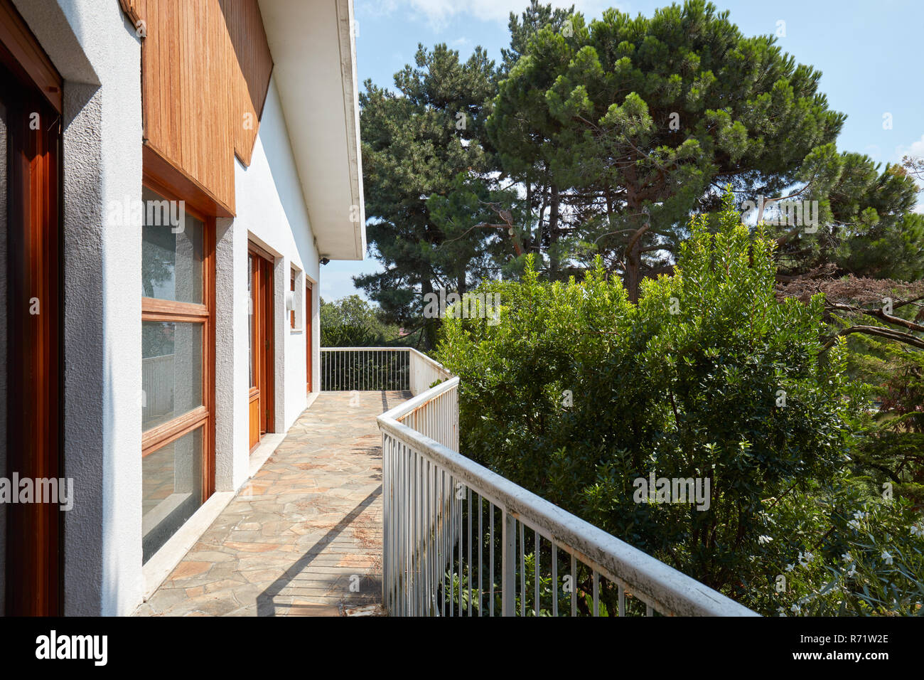Terrasse an einem sonnigen Tag mit Bäumen, Country House Stockfoto