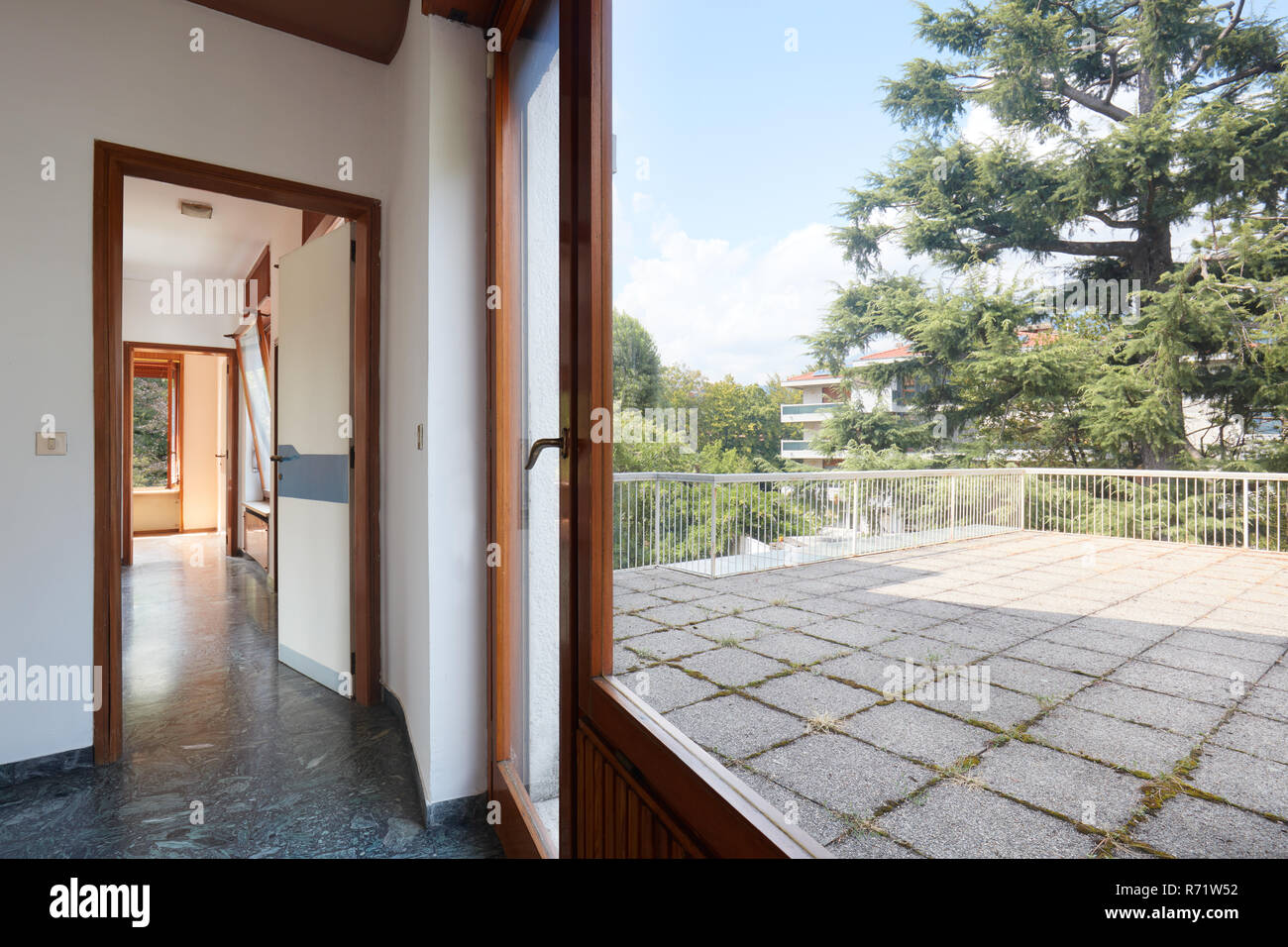 Flur, Zimmer und Terrasse im Landhaus Stockfoto