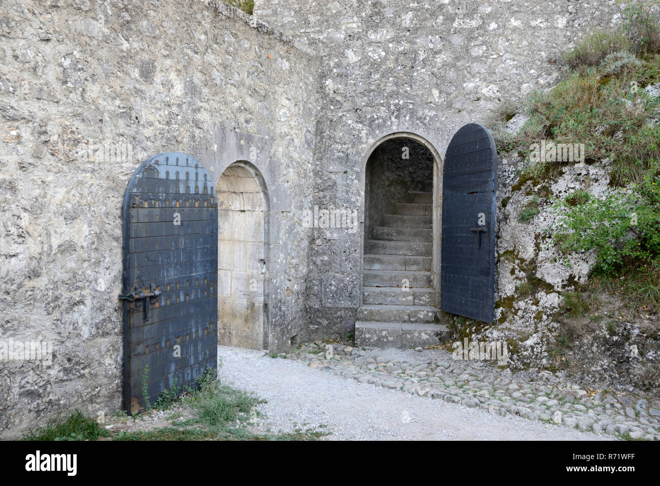 Metall Sicherheitstüren, Torbögen und gepflasterten Pfad in der mittelalterlichen Zitadelle, die Burg oder Festung Sisteron Alpes-de-Haute-Provence Provence Frankreich Stockfoto