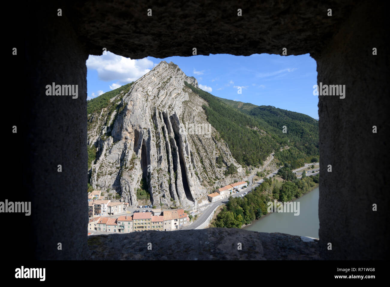 Blick über La Baume Gesteinsschichten Bildung von Des Teufels Sentry-Box oder Revolver der Zitadelle, Festung, Burg oder Festung Sisteron Provence Frankreich Stockfoto