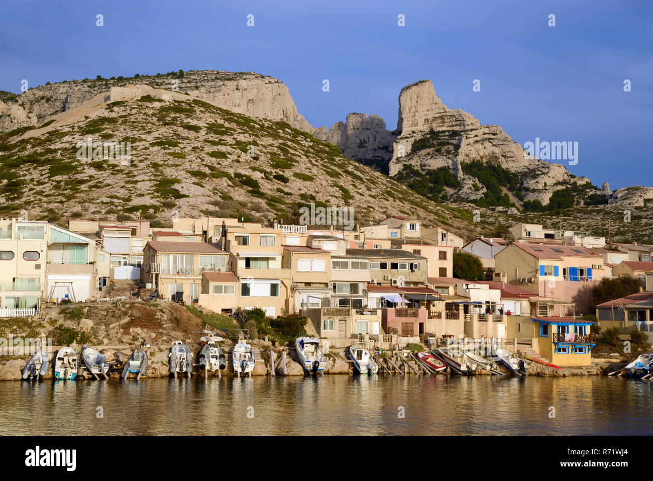 Les Goudes Fischereihafen & Calanque in den Calanques Nationalpark Marseille Provence Frankreich Stockfoto