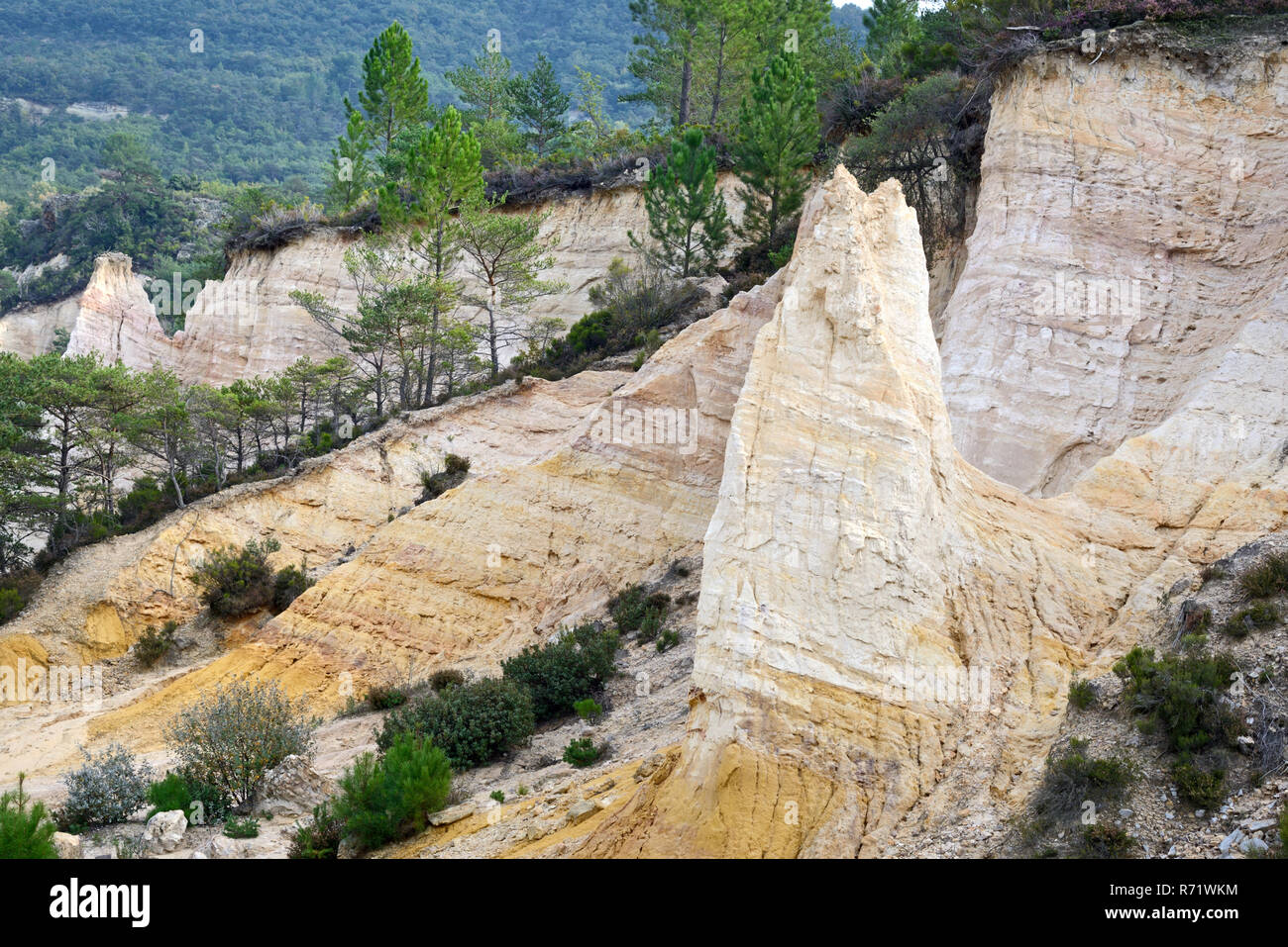 Landschaft von hellem Ocker oder Ocker Aufschlüsse in einem Gebiet wie Colorado bekannt en Provence bei Rustrel im Regionalpark Luberon Provence Frankreich Stockfoto