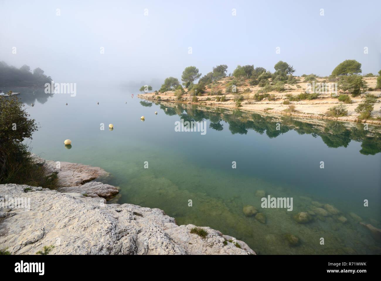 Mirror-Image Reflexionen auf Nebligen Morgen auf See Esparron Esparron Alpes-de-Haute-Provence Provence Frankreich Stockfoto
