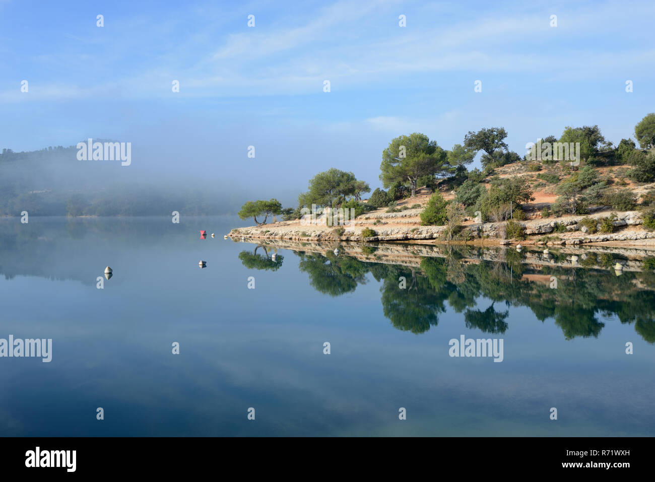 Mirror-Image Reflexionen auf Nebligen Morgen auf See Esparron Esparron Alpes-de-Haute-Provence Provence Frankreich Stockfoto