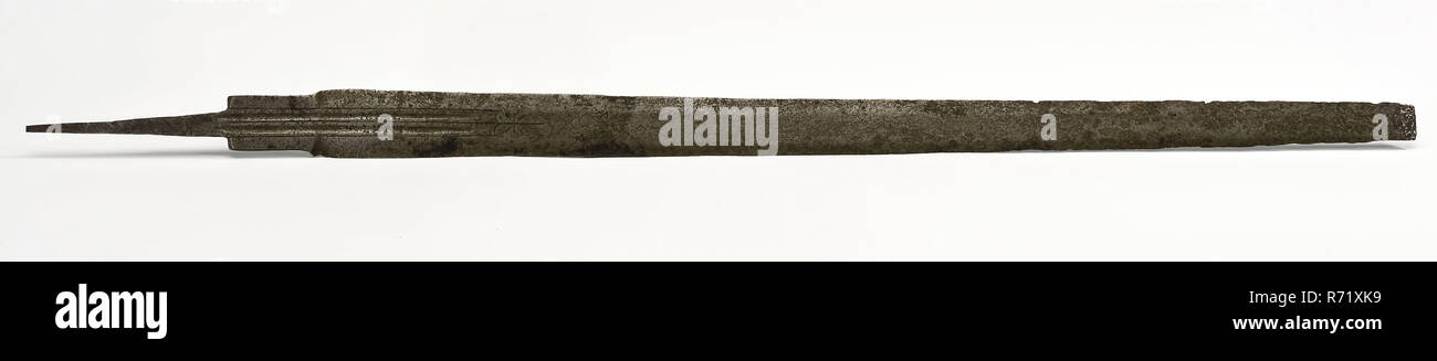 Klinge der Säbel oder Hacker mit Wappen Passau, mit Gold und in den Gräben der Text MAIL LANT, Blade Schwert Waffe teil Boden stammte gefüllt finden Schmiedeeisen Metall Gold insgesamt, Engel h 13,0 geschmiedet vergoldet Breite schwere scharfe Klinge mit doppelten Graben und Rahmen in den Rinnen auf der einen Seite das Wappen der büchsenmacher von Passau: Die Running Wolf Archäologie Militaria Stockfoto