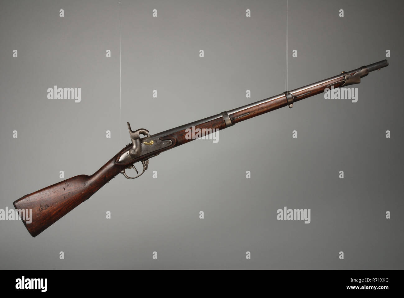 Sapper's Gewehr M 1815 oder Percussion Rifle mit ramrod und Bajonett, von den Jungen der Reformierten Waisenhaus, Rotterdam, Gewehr Gewehr percussion Gun rifle Waffe Waffe Eisen Stahl Holz Nussbaum Metall verwendet, Schwanz graviert 1815 auf Ring in Zimmer 1838 graviert und gekrönt GF? G-G getrieben - Kammer am Kamin vor dem Kamin 113 cordon Halterung vorne gelocht Prägung, ovale Markierung unlesbar über vordere Riemenbügel Prägung 15 und S und krönte V auf der Rückseite des Cordon brace Prägung JB und Lose 62 auf der Platte gegen den Schlag nicht lesbar auf der Rückseite geschlitzt backscrew S auf den Auslöser Flügel verkeilt gekrönt Stockfoto