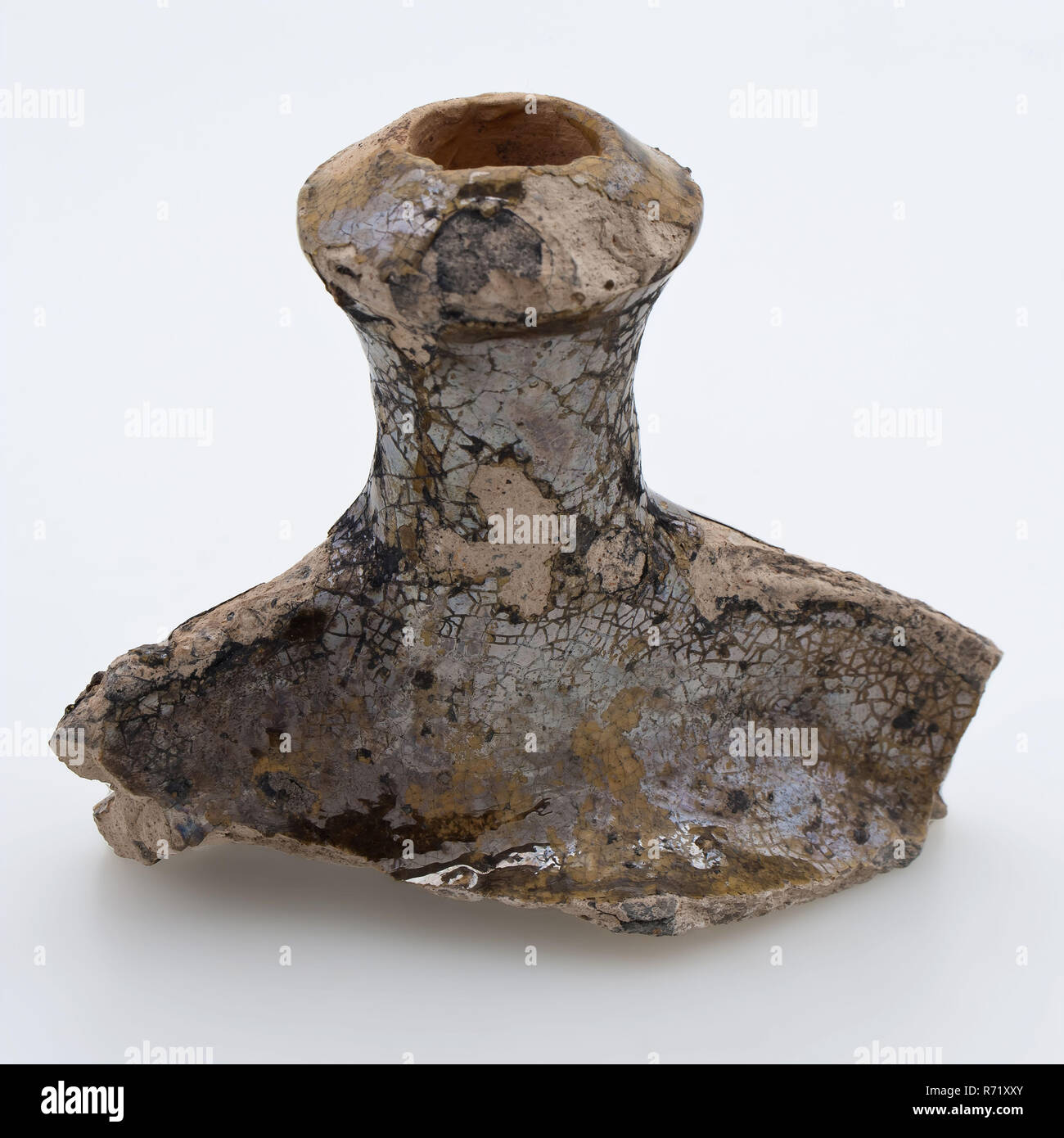 Auswurfkrümmer der Flasche, Französisch Steingut, glasiert, Kolbenhalter Fragment Boden Keramik Keramik Glasur Glasur führen, w 9,4 Hand Hand geformt Verglaste gebackene Fragment des Kolbens gefunden? Gelblich-Shard mit grauem Kern komplett mit einer dicken Schicht von Blei bedeckt Glasur Doppel konische gewichtete Kante des Auswurfkrümmers. Die Grundlage für dieses Objekt caliwates durch die zweifach klappbare des Tellers dick zurück, die auf der Außenseite Archäologie Rotterdam Dreieck Mariniersweg uitheems Steingut import Verpackung Transport von Trinkwasser archäologische im Boden Mariniersweg 1983 finden gebildet werden. Stockfoto