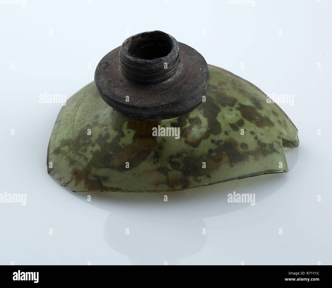 Fragment der grünen Flasche, Quadrat, Zinn Schließung, Flaschenhalter Boden finden Gläsernen Wald Glas Zinnmetall, geformten geformte Hals Fragment von Square Glasflasche Grün getönte Glas Wald Glas schmalen und kurzen Hals. Sitz aus Zinn Schließung mit Außengewinde Archäologie Rotterdam Dreieck Oudehaven Verpackung Transport Lagerung Boden Entdeckung: Oude Haven Rotterdam. Stockfoto