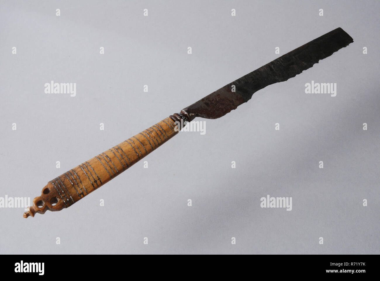 Tabelle Messer, Beine Griff, mit Silberdraht, Bügeleisen Messer, Messer besteck Boden Metall Eisen Silber Knochen, geschmiedeten Eisen gegossen mit Intarsien geschnitzte Messer finden. Weste oder Bein. Tabelle Messer auf dem Griff Streifen mit Einlegearbeiten aus Silber Draht. Griff mit Schnitzereien in der Form von Kleeblatt (drei runde Löcher) Archäologie Tabelle Messer Teil couvert Besteck tierisches Material Stockfoto
