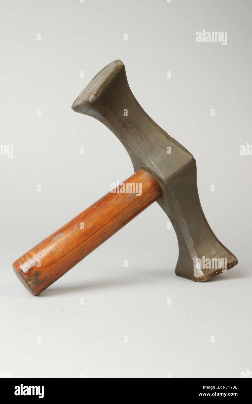 Hammer aus Gießen, Hammer tool kit Metall Eisen Holz Lack, geschmiedete  Hammer kurze runde Griff aus Holz. Länglich und gebogenen Kopf mit zwei  markanten Flächen auf beiden Seiten des Griffs eingeengt. Die