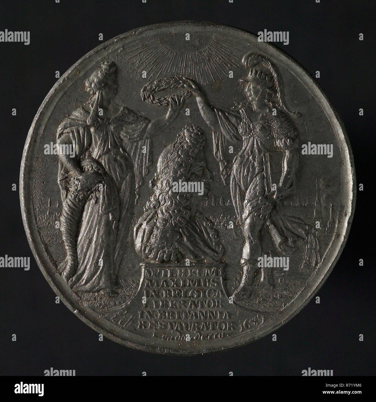 Casting vorne Penny auf dem Relief von Londonderry durch die englische Flotte, Münze casting Skulptur führen Metall, Guss Formteil der Vorderseite der Münze Inschrift: WILHELM MAXIMUS IN. BELGICA BEFREIER IN. BRITANNIA RESTAURATOR Lib. Londonderry. 1689 (William die größte in den Niederlanden Retter in Großbritannien und in der Werkstatt der Freiheit von Londonderry 1689) Prinz - stadholder König William III. von Orange Stockfoto