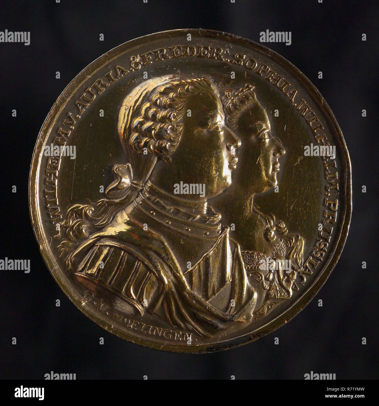 Gijsbert van Moelingen, Medaille auf die Hochzeit von Prinz William V mit Frederica Sophia Wilhelmina, Prinzessin von Preußen, Hochzeit Medaille Medaille Gold, Silber vergoldet, doppelbildnis Text unter Büste. Omschrift omschrift: Wilhelm. V. AVRIA & FREDER. SOPHIA. WILHELM. PRVSSIACA (William V von Orange und Frederica Sophia Wilhelmina von Preußen) unter der Büste: G. v. Moelingen Ehe stadholder Prinz Prinz William V Willem V Prinzessin Wilhelmina von Preußen Prinzessin Wilhelmina von Preußen Friederike Sophia Wilhelmina von Preußen Berlin Oranje Stockfoto