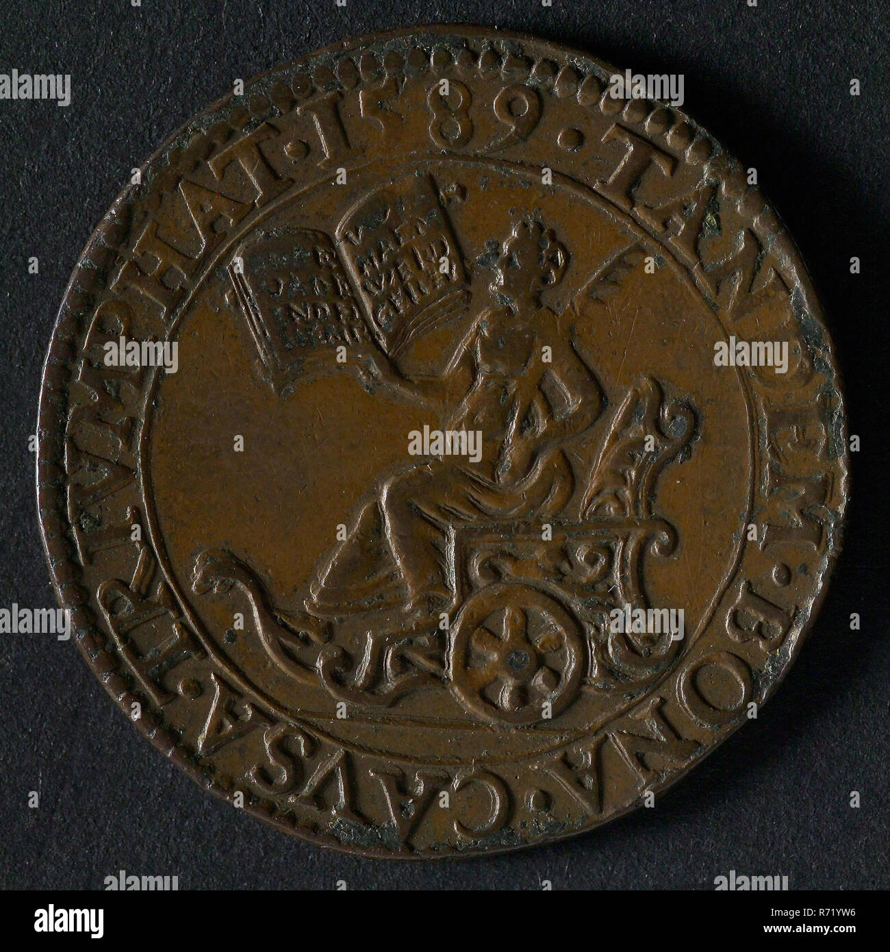 Medaille auf der Danksagung nach der Zerstörung der Unbesiegbare Flotte, jeton utility Medaille Medaille exchange Käufer, Vorne: Königin Elisabeth auf Siegeszug der offenen Buch in der Hand, in der die ersten Zeilen des Vater unser in Niederländisch. Omschrift Omschrift, TANDEM. BONA. CAVSA. TRRIVMPHAT. 1589. (Endlich die gute Sache) Armada Zeeland Königin Elisabeth unbesiegbare Flotte Unser Vater Stockfoto